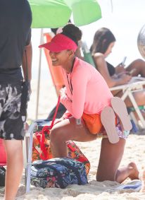 Tais Araujo, Bella Campos e Alice Wegmann gravam 'Vale Tudo' em praia do Rio