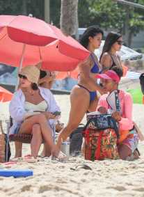 Tais Araujo, Bella Campos e Alice Wegmann gravam 'Vale Tudo' em praia do Rio