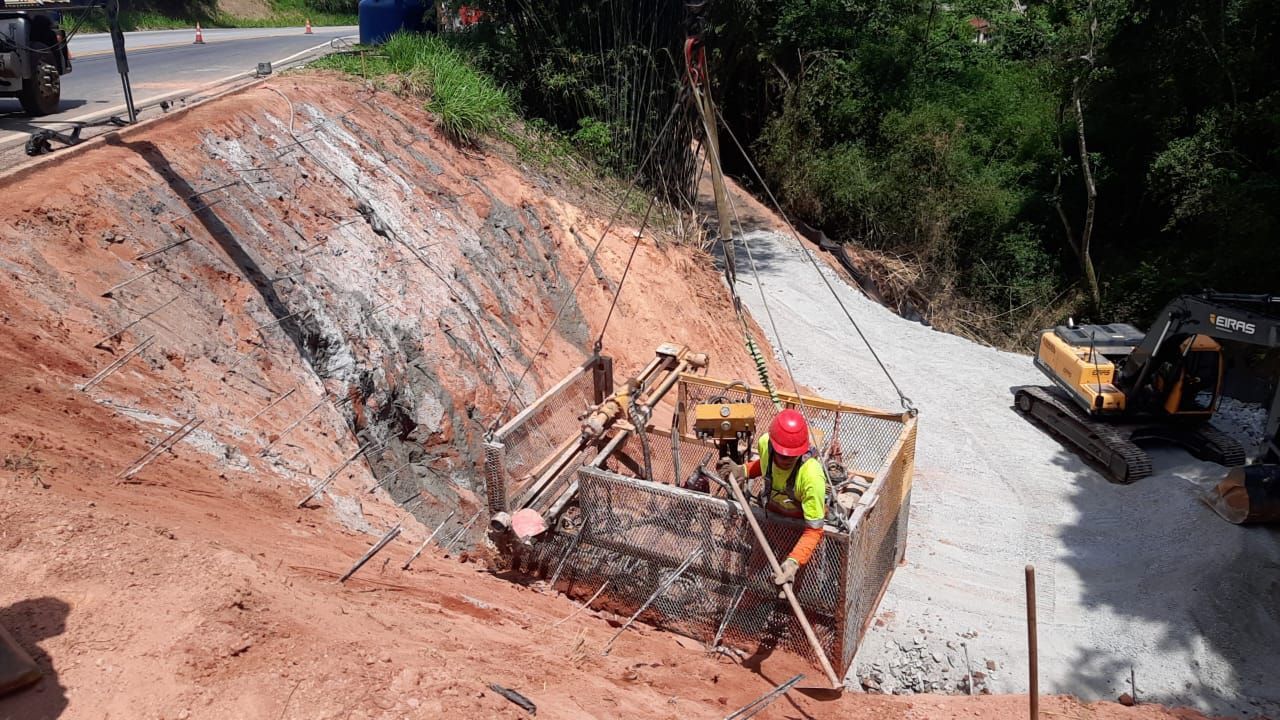Talude na BR-459 recebe melhorias da concessionária EPR Sul de Minas