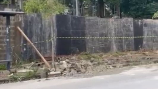 Tapumes no muro que desabou na Toca da Raposa II