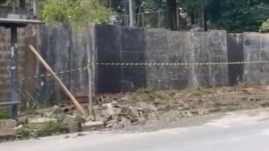 Tapumes no muro que desabou na Toca da Raposa II