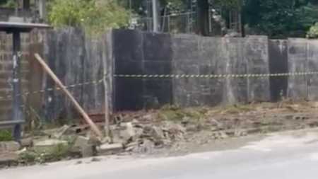 Tapumes no muro que desabou na Toca da Raposa II