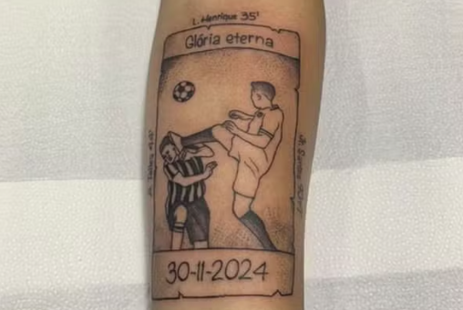 Torcedor faz tatuagem de lance entre Fausto Vera (esq) e Gregore (dir), na final da Copa Libertadores Torcedor faz tatuagem de lance entre Fausto Vera (esq) e Gregore (dir), na final da Copa Libertadores