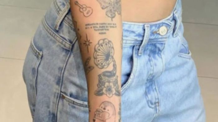  Tatuagem escrita feminina frases e nomes em fontes finas 