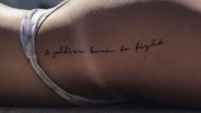 Tatuagem escrita feminina frases e nomes em fontes finas