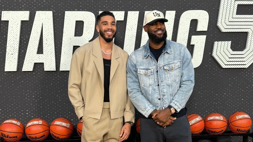 Com presença de astro brasileiro da música, Netflix realiza premiere de série da NBA
