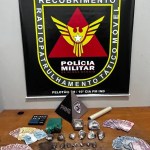 Homem abandona sacolas com drogas, duas vezes, para escapar de abordagens da Polícia Militar