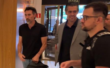 Eduardo Domínguez e Paulo Bracks na chegada do técnico para trabalho no Atlético