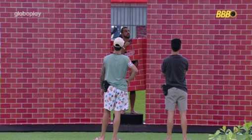 Maike e Vilma cumprem castigo do Monstro
