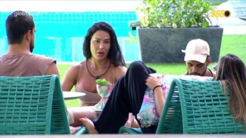 Vitória e Aline comentam aproximação de Thamiris com outro grupo