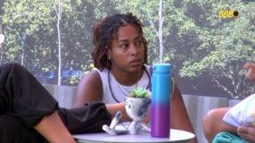 Vitória e Aline comentam aproximação de Thamiris com outro grupo