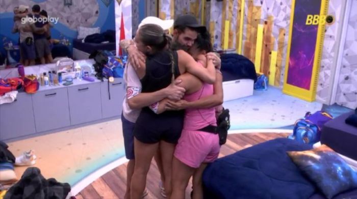 Grupo do Quarto Fantástico se abraça