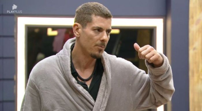 Sacha Bali durante discussão com grupo em A Fazenda 16