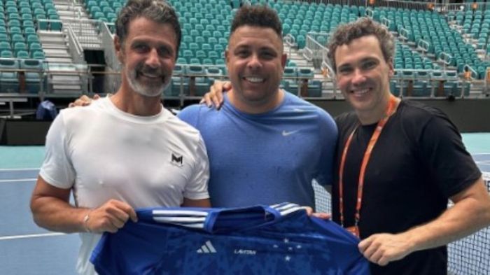 Patrick Mouratoglou, Ronaldo e Bruno Soares com camisa do Cruzeiro em mãos após partida de tênis em Miami