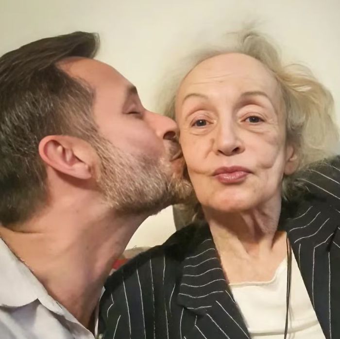 Ator compartilha registro da festa de 85 anos de Joana Fomm