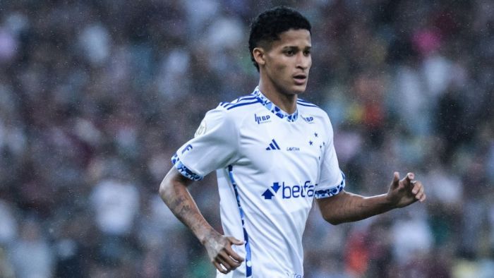 Tevis, atacante do Cruzeiro, em ação contra o Fluminense