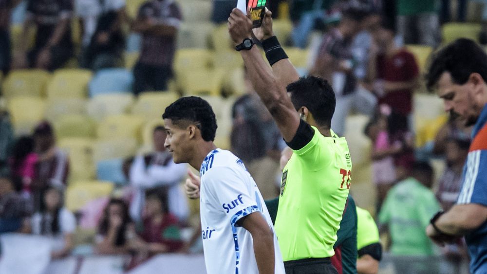 Atacante do Cruzeiro se emociona por estreia como profissional: 'Passa um filme'