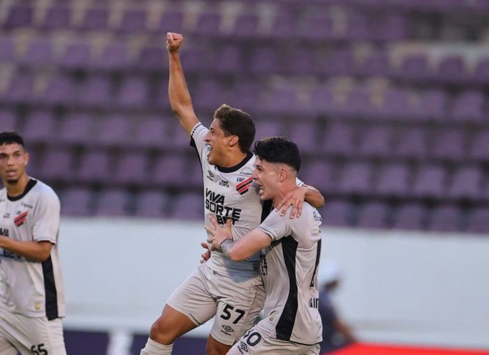 João Cruz comemorando golaço contra a Ferroviária, durante a virada épica do Athletico-PR, em duelo decisivo pela Série B João Cruz comemorando golaço contra a Ferroviária, durante a virada épica do Athletico-PR, em duelo decisivo pela Série B
