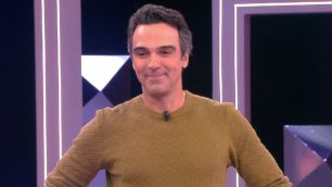 BBB 26: Tadeu Schmidt tranquiliza Leandro após brother cair no Paredão