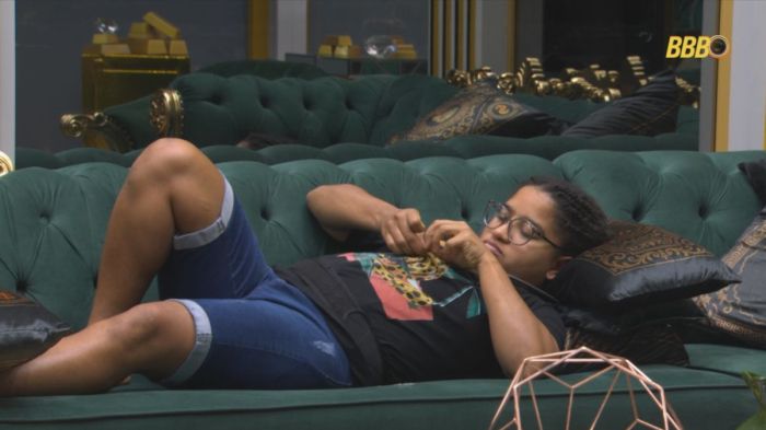 Milena 'curte' Festa do Líder no sofá da casa