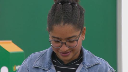 Milena recebe alerta de Tadeu Schmidt no programa ao vivo