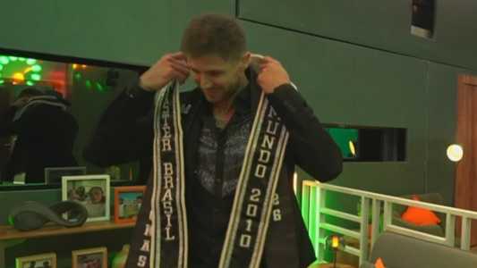 Jonas Sulzbach emocionado ao vestir a faixa de Mister Brasil Mundo 2010 durante Festa do Líder no BBB 26