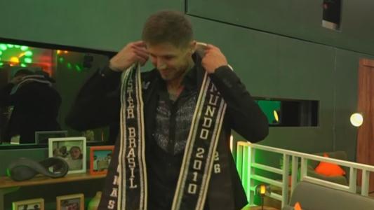 Jonas Sulzbach emocionado ao vestir a faixa de Mister Brasil Mundo 2010 durante Festa do Líder no BBB 26