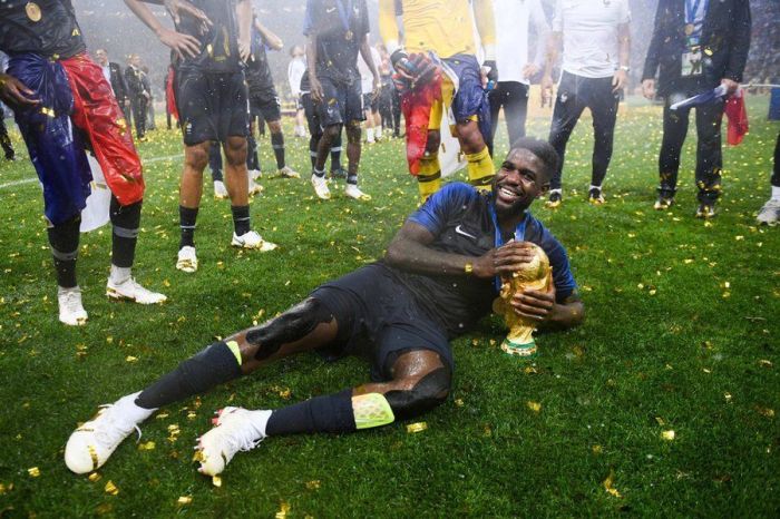 Samuel Umtiti com a taça da Copa do Mundo de 2022