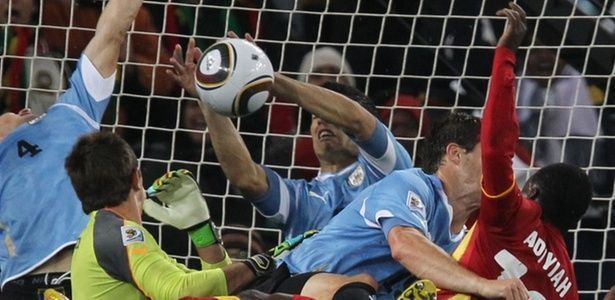 Lance polêmico de Suarez na Copa do Mundo de 2010