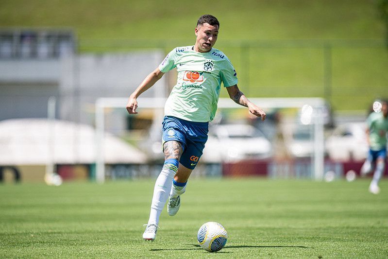 Joia com multa milionária adota otimismo no Palmeiras após servir Seleção