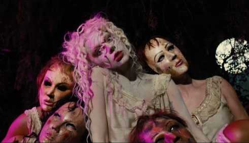Lady Gaga no clipe de 'The Dead Dance'