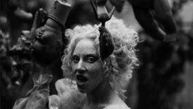 Lady Gaga no clipe de 'The Dead Dance'