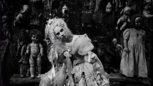 Lady Gaga no clipe de 'The Dead Dance'