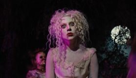 Lady Gaga no clipe de 'The Dead Dance'