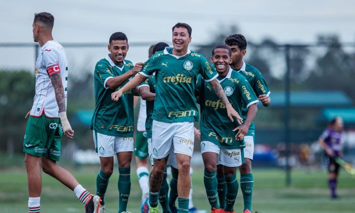 Thalys (ao centro) comemora gol pelo sub-20 do Palmeiras
