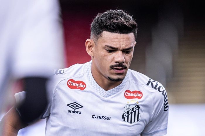 Tiquinho Soares durante aquecimento para Jogo do Santos no Brasileirão de 2025