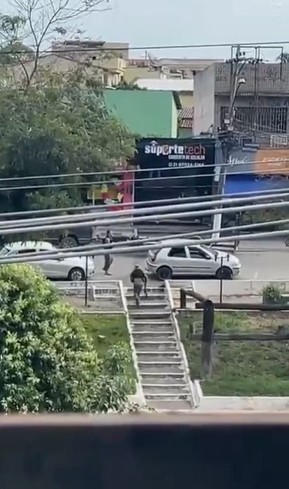Nas imagens da pra perceber que os criminosos usam roupas parecidas com uniformes da polícia. Nas imagens da pra perceber que os criminosos usam roupas parecidas com uniformes da polícia.