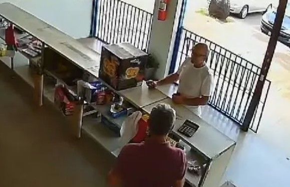 Imagens obtidas pelos investigadores mostram homem-bomba comprando fogos de artifício antes de atentado Imagens obtidas pelos investigadores mostram homem-bomba comprando fogos de artifício antes de atentado