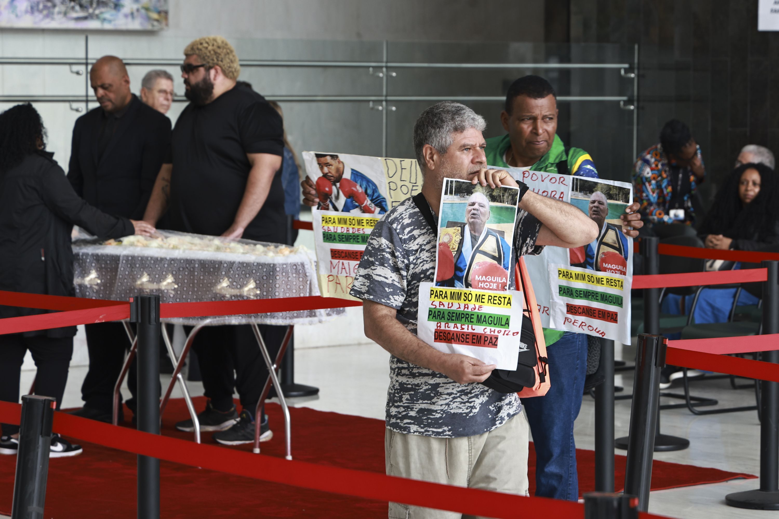 Familiares se despedem do ex-pugilista Maguila em velório aberto em SP