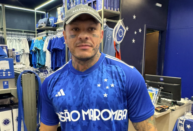 Toguro veste camisa do Cruzeiro em loja em Belo Horizonte