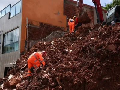 Bombeiros retiram corpo de escombros após fortes chuvas no bairro Cerâmica, na zona sudeste de Juiz de Fora