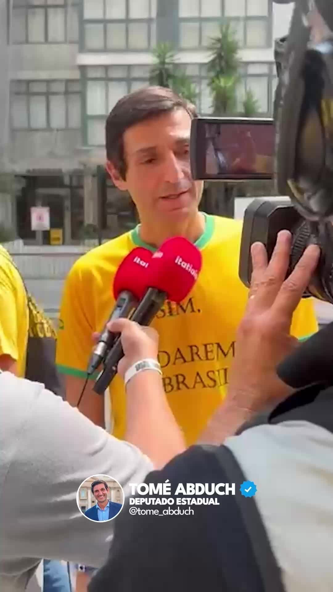 Vice-líder de Tarcísio de Freitas aciona MP contra Boulos após o candidato votar acompanhado da família