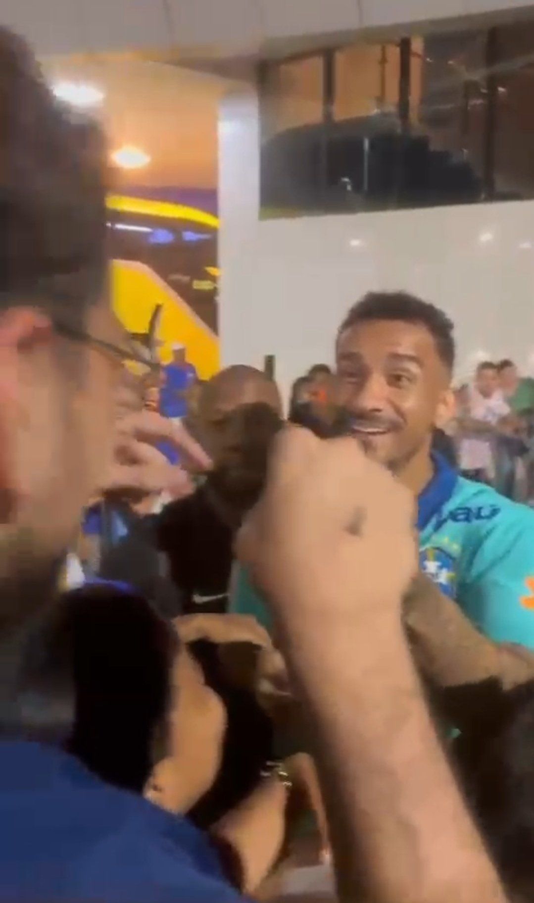 Torcedor brasileiro viraliza com pedido inusitado a jogador da Seleção Brasileira; veja