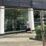 Atleticano reza em frente à taça da Libertadores na sede de Lourdes antes de final