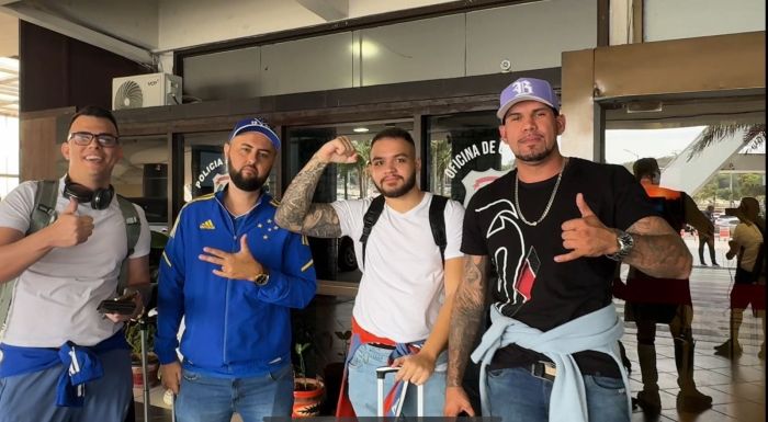 Torcedores do Cruzeiro movimentam Assunção, no Paraguai