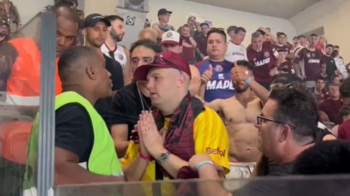 Torcedor do Lanús assumiu ter feito gestos racistas e fez sinal de desculpas Torcedor do Lanús assumiu ter feito gestos racistas e fez sinal de desculpas