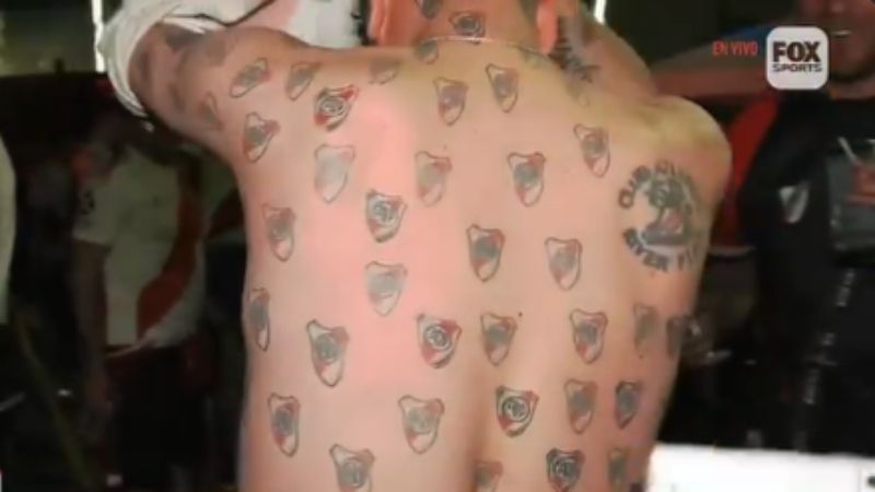 Na Arena MRV, torcedor do River exibe mais de 300 tatuagens antes de jogo com Atlético