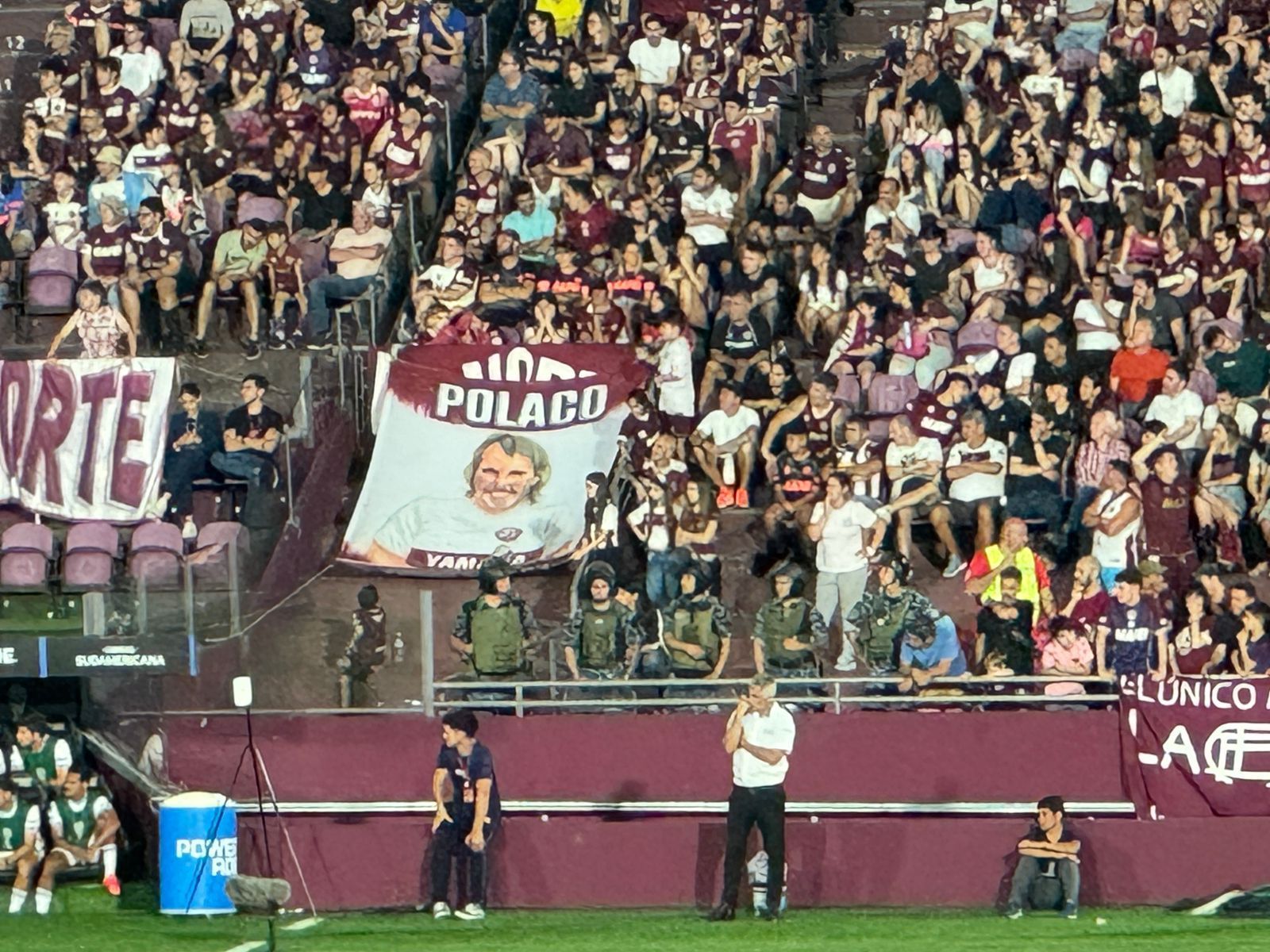 Cruzeiro: torcida do Lanús faz homenagem póstuma a ex-dirigente que morreu em BH