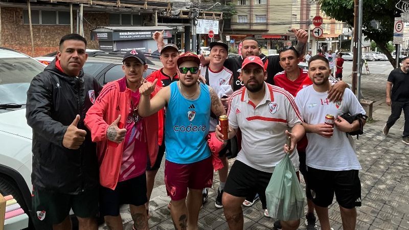 Rolê aleatório? Torcedores do River 'invadem' Divinópolis antes de jogo com Atlético