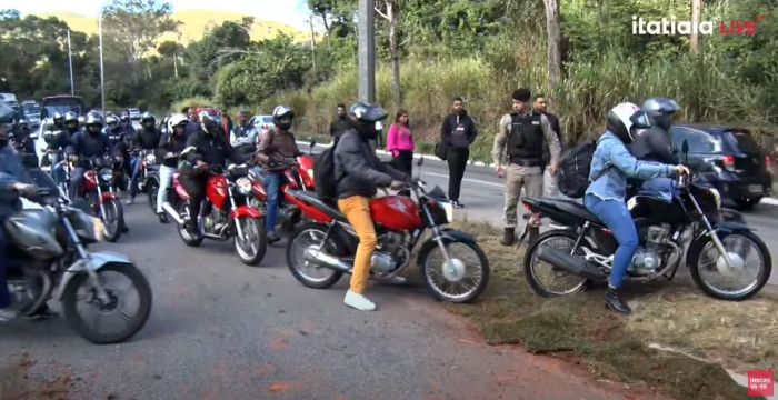 Três horas depois do acidente, MG-30 tem uma pista liberada e 6km de congestionamento.